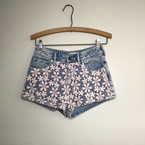 Roxy Pants - HP⭐️ROXY FLORAL JEAN SHORTS✨